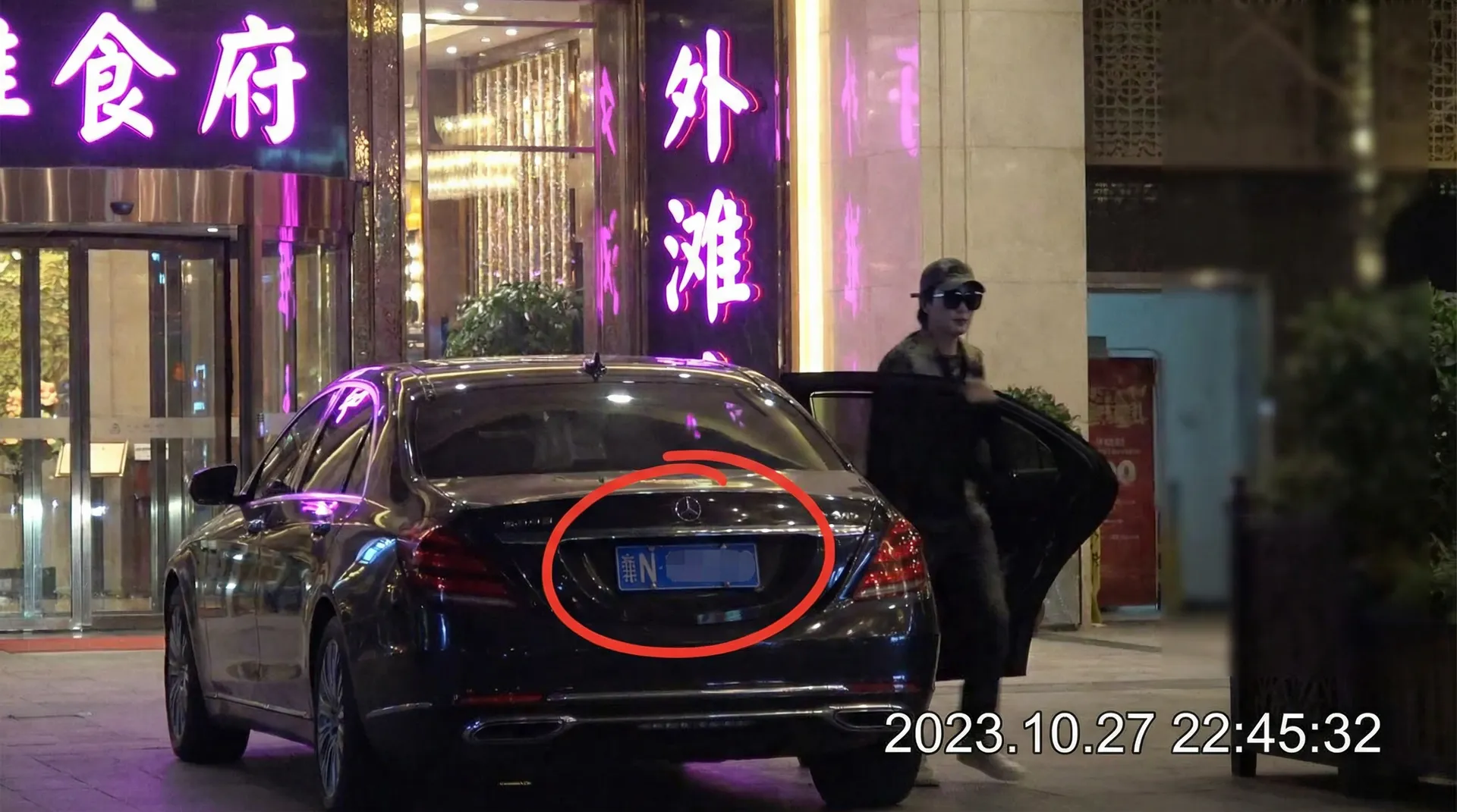 bwin体育网站 - 豪车餐厅外偷拍